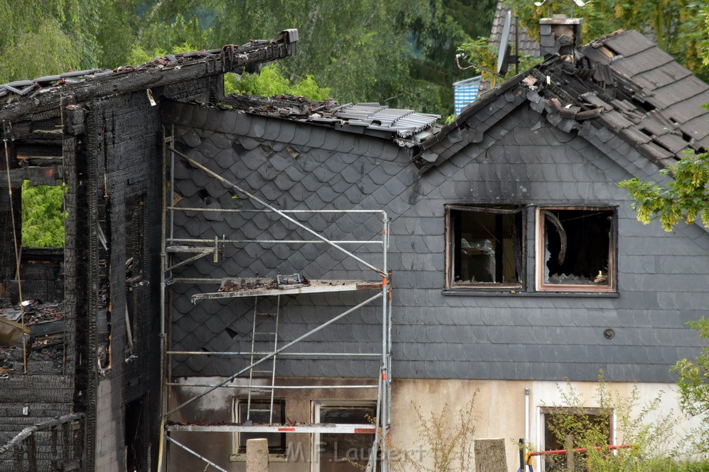Schwerer Brand in Einfamilien Haus Roesrath Rambruecken P180.JPG - Miklos Laubert
